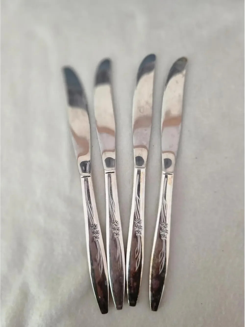 Oneida Gentle Rose Silverplate Modern Solid Knives Set of 4 1960 Discontinued